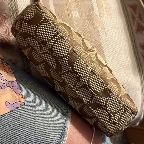 Rare top twist lock coach wristlet - Picture 8 of 8